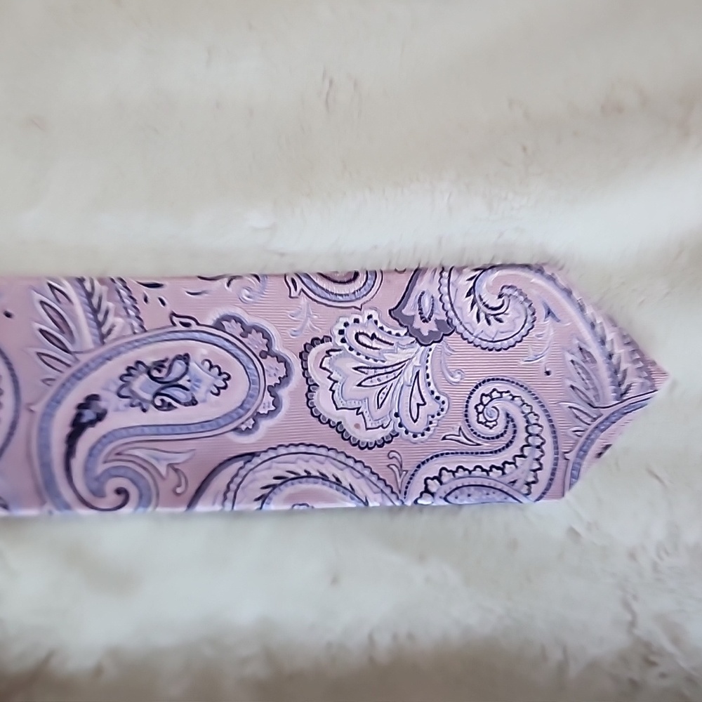 Chaps hand-made pink paisley silk tie.